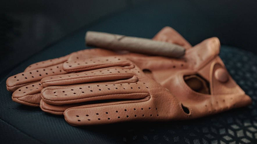 4 Reasons Leather Driving Gloves Elevate Your Drive - RAIZ